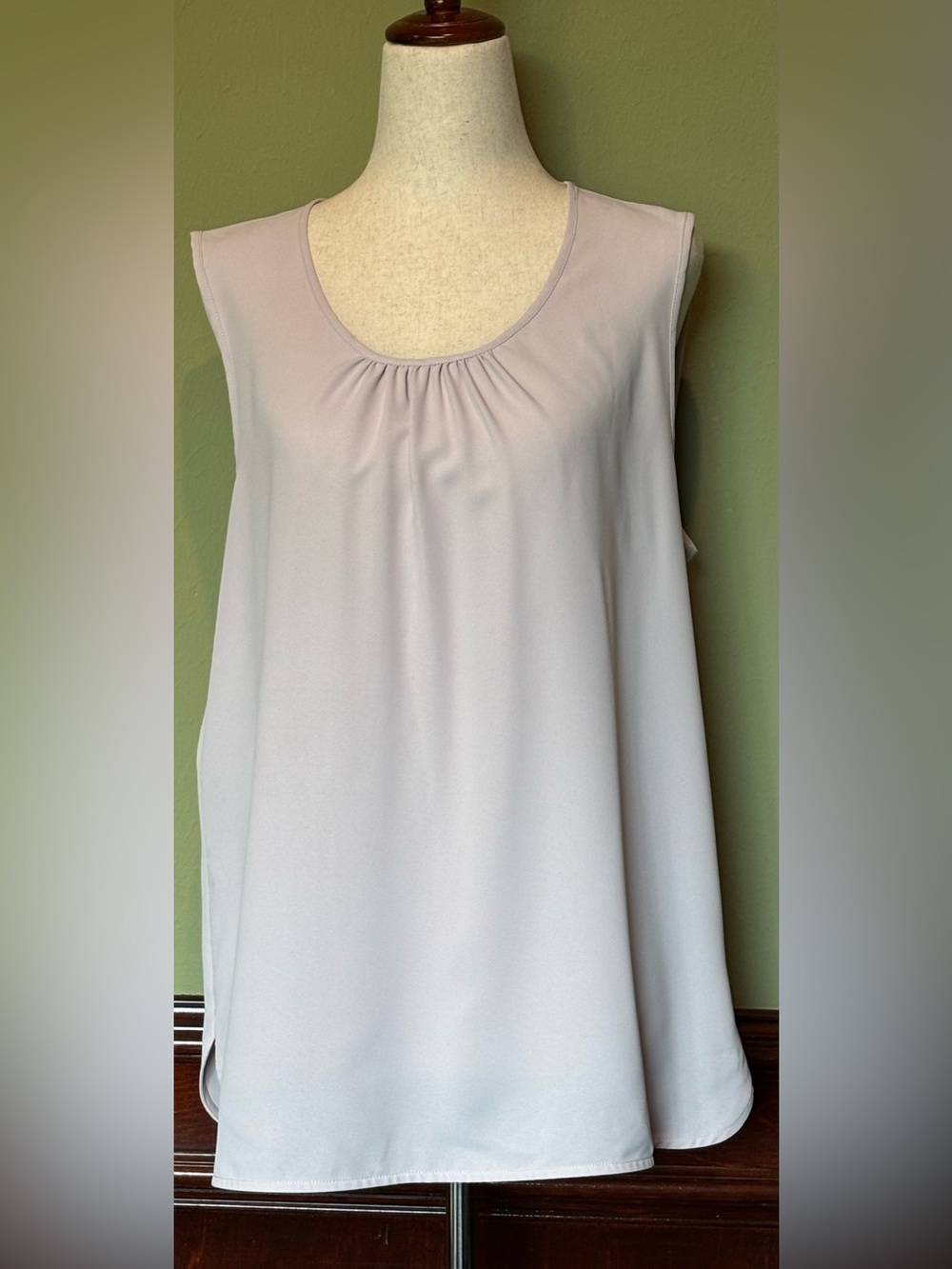 Anne Klein Sleeveless Scoop Neck Blouse in Light Lavender